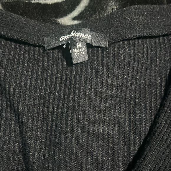 Black Long Sleeve Crop Top - Picture 3 of 4